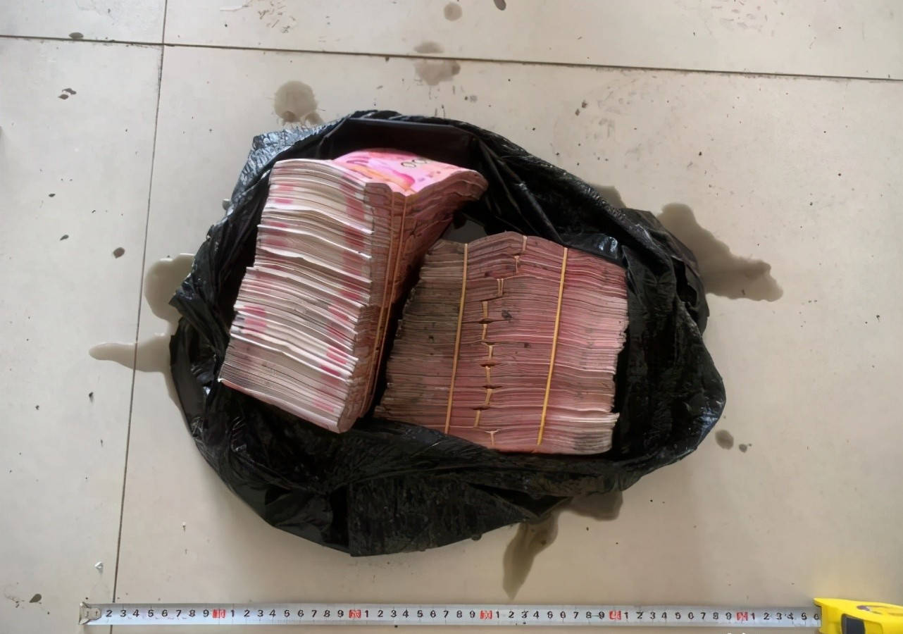 浙江一洗车店下水道捞出203000元现金!