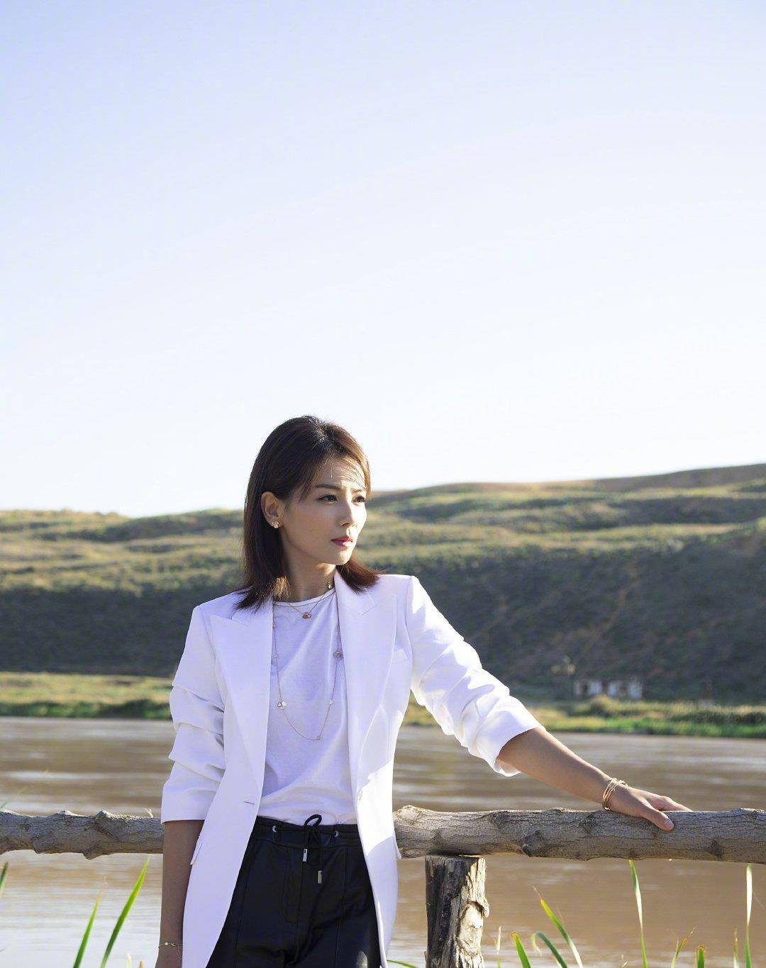 "老板娘"刘涛新造型曝光,西装 牛仔裤休闲时髦,侧颜杀太惊艳_黑色