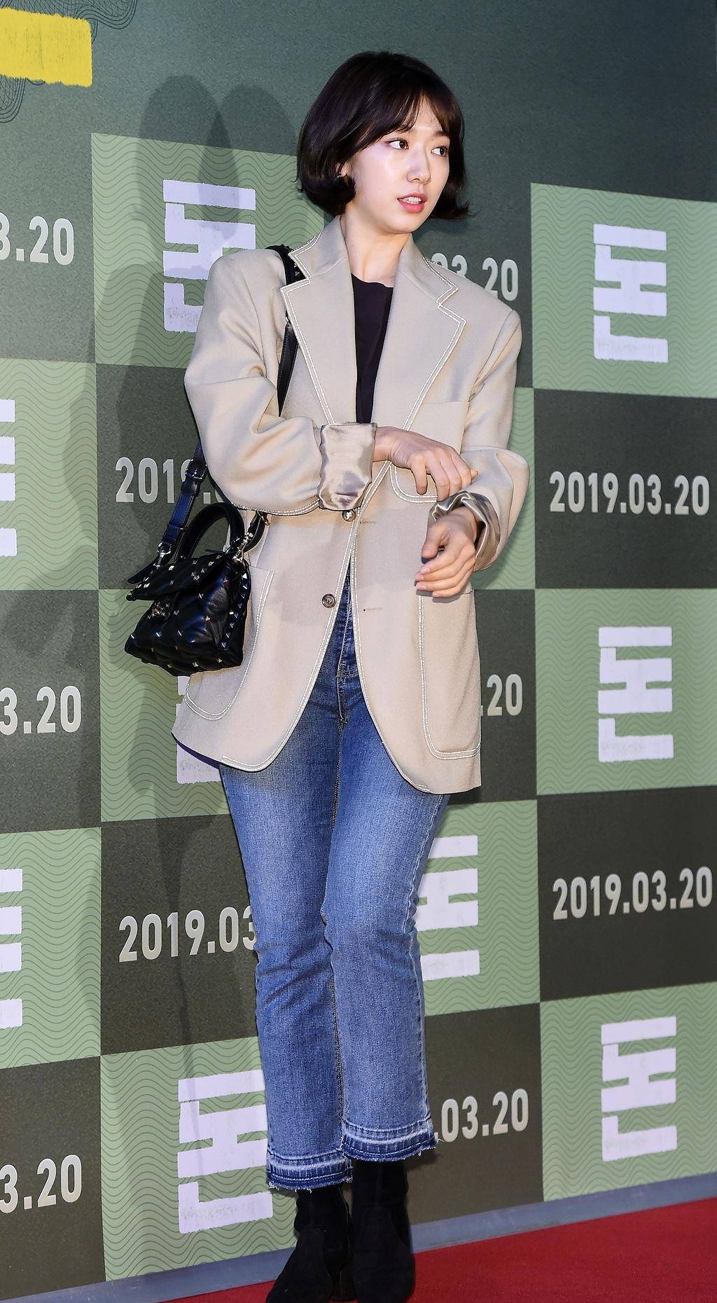 朴信惠穿西服现身时髦有范儿,未修图曝光后却尴尬了,像换了张脸