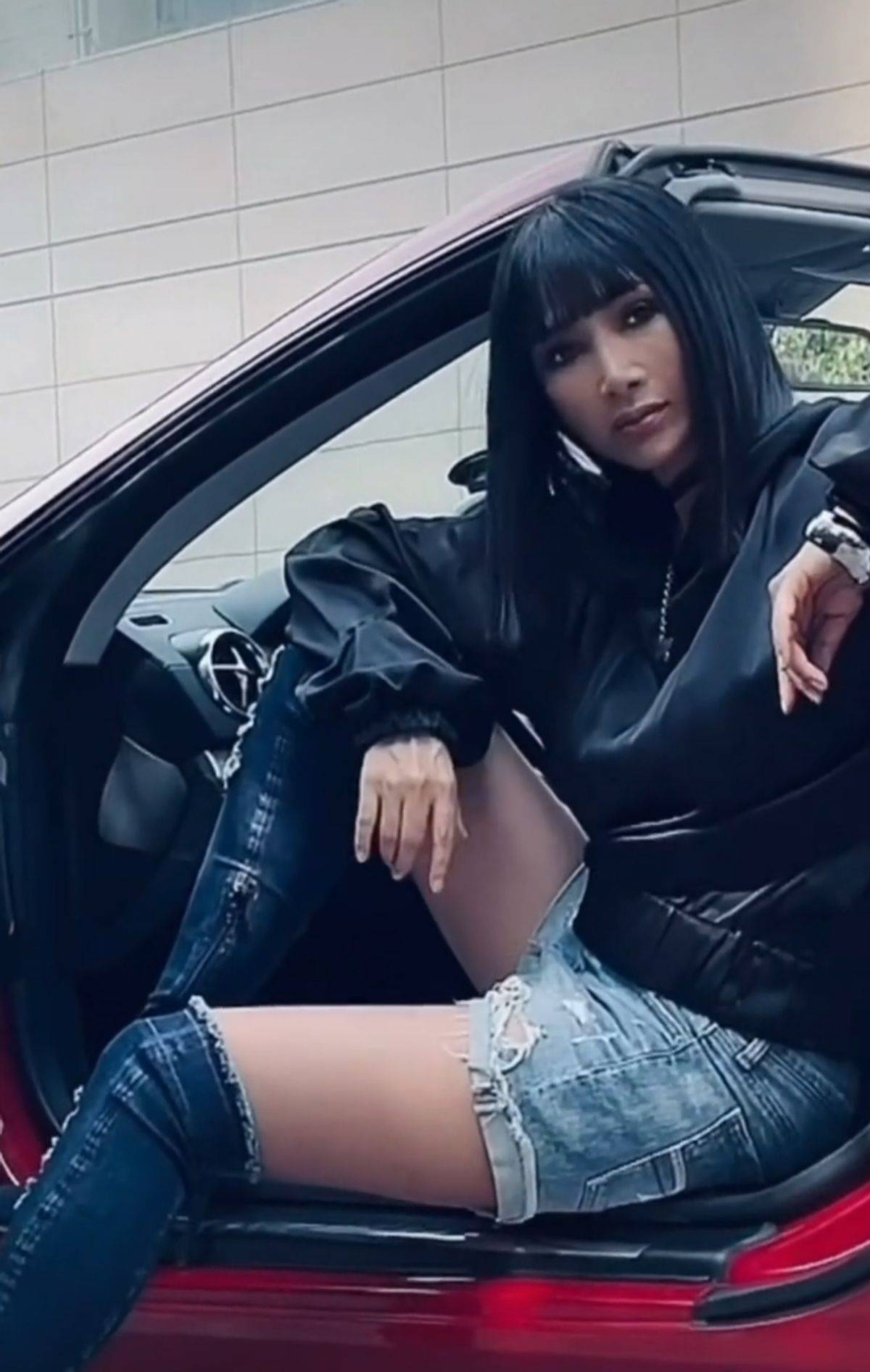 55岁张咪炫耀百万跑车,穿超短裤秀大长腿,与外籍老公2年未同框