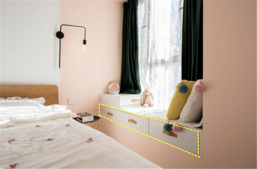 飘窗上方可加一层抽屉,就能多增加出几平米的收纳区域.