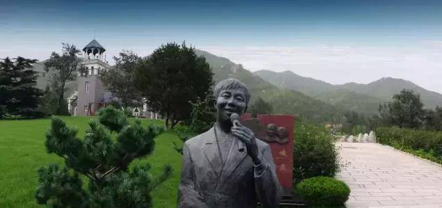 2012年，吕丽萍前夫酒店猝死，上千位名人自发悼念，白岩松致悼词