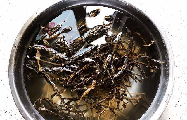食材|干豆角怎么吃？教你炖肉贴秋膘，豆角吸满了汤汁，混着米饭太香了
