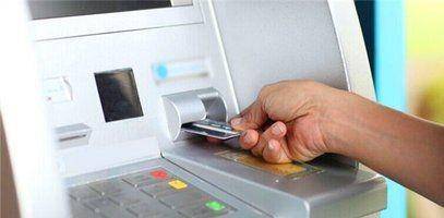 婆婆临终前，给了我一张银行卡，当取完钱后，我选择了报警