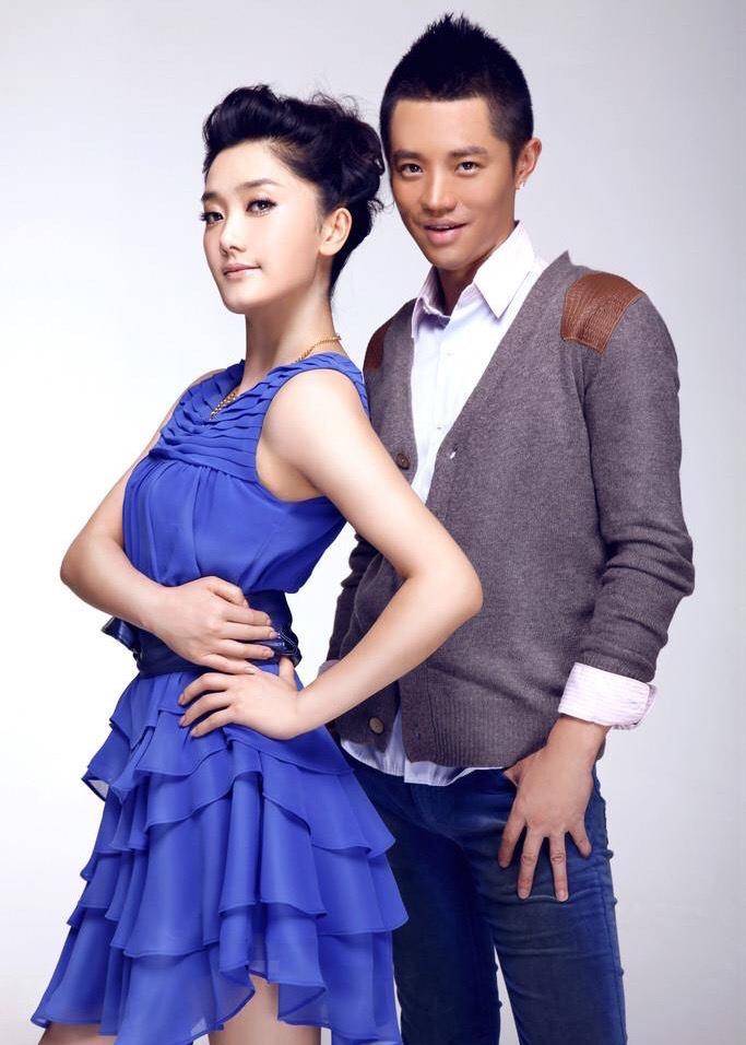 凤凰传奇和粉丝合照曾毅被忽视网友玲花身边站个男的就行