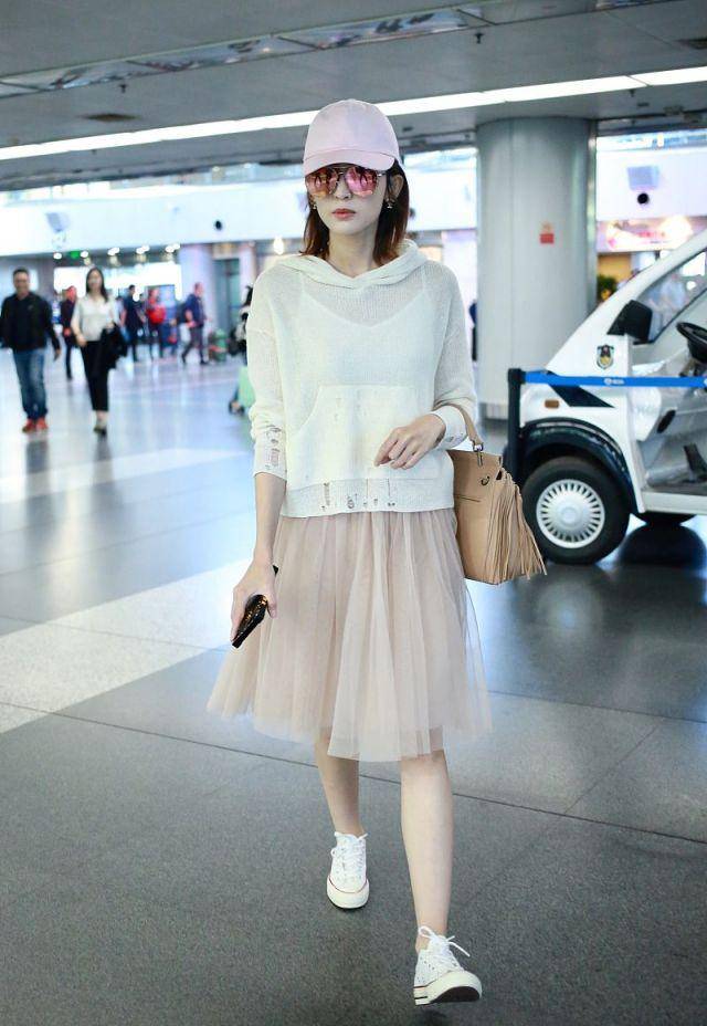 古力娜扎这身薄纱裙现身机场网友还以为是哪位阿姨呢