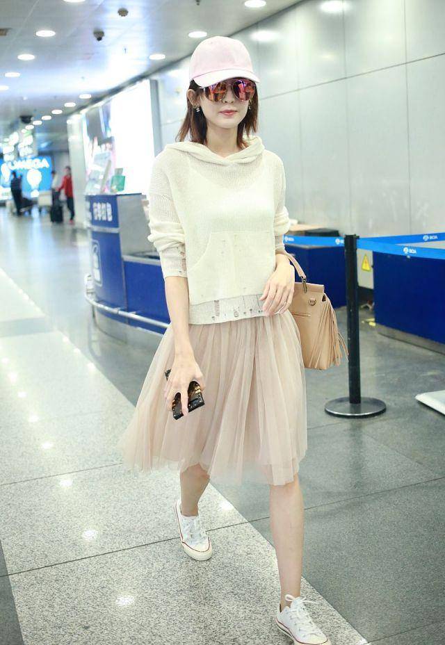 古力娜扎这身薄纱裙现身机场网友还以为是哪位阿姨呢