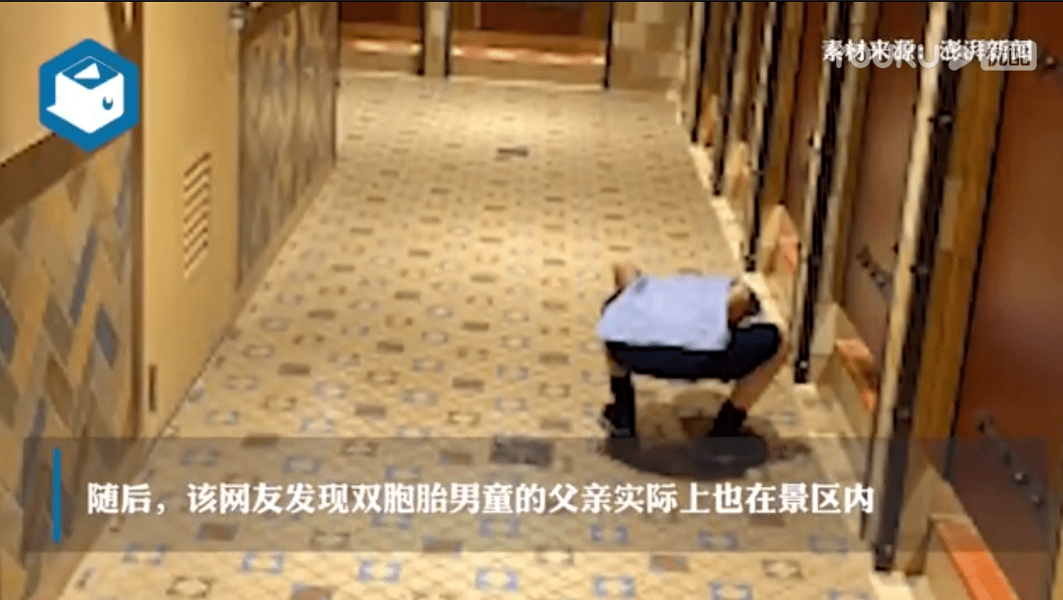 妈妈带儿子进女厕 男童隔间外弯腰偷瞄引争议 母亲 他就是小孩 孩子