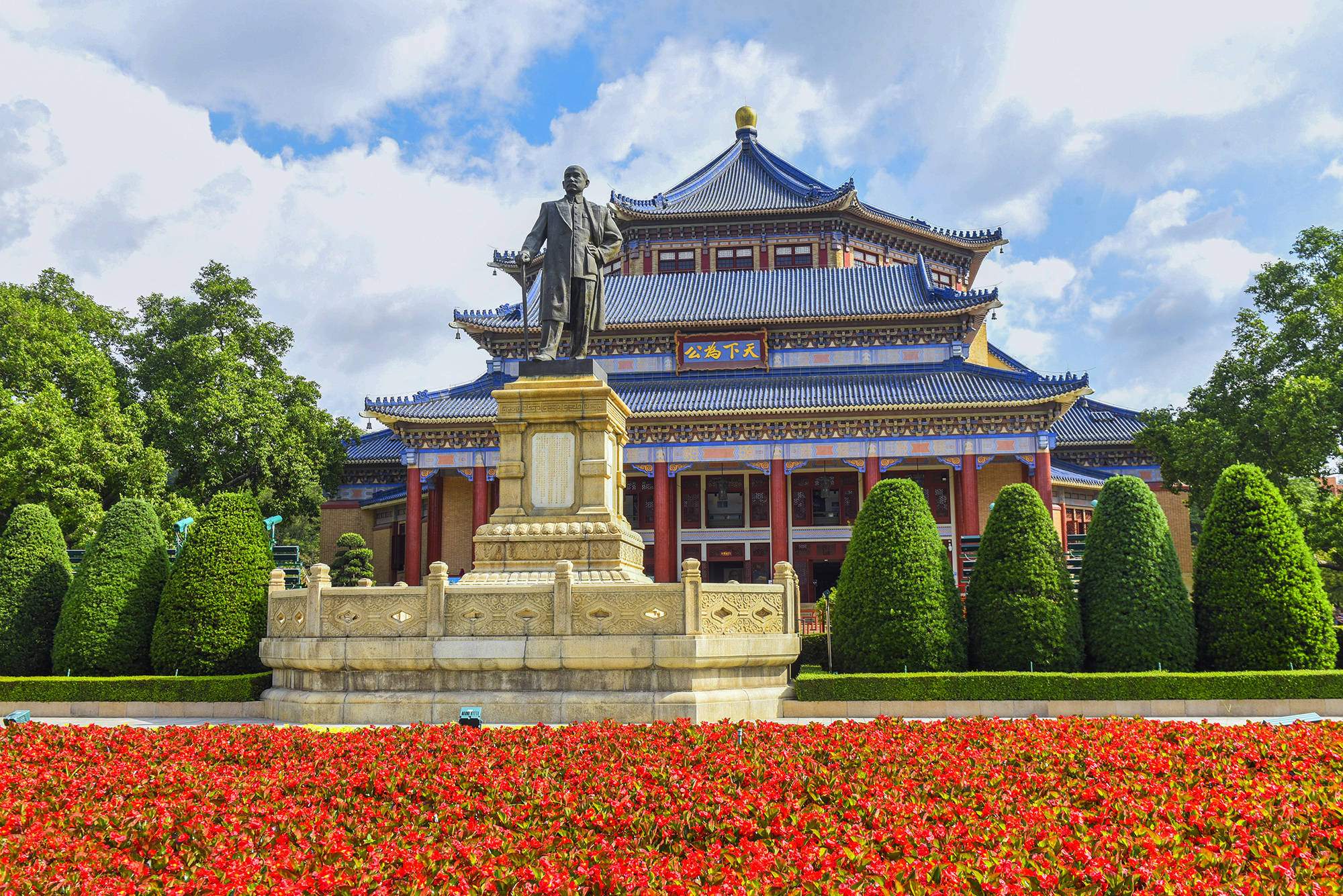 中山纪念堂与广州市政府,人民公园在一条中轴线上,前有珠江,后有越秀
