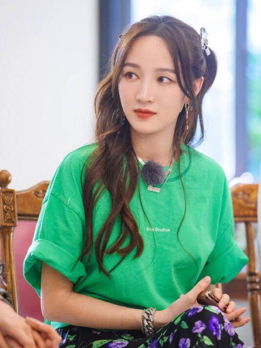 双马尾的孟佳活力四射,元气满满,绿色短袖搭配花裤子,又为她平添了几