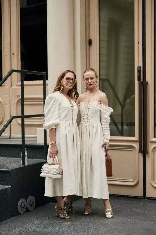 英国凯特王妃神仙气质!白裙 红鞋明艳动人,与威廉王子超级般配