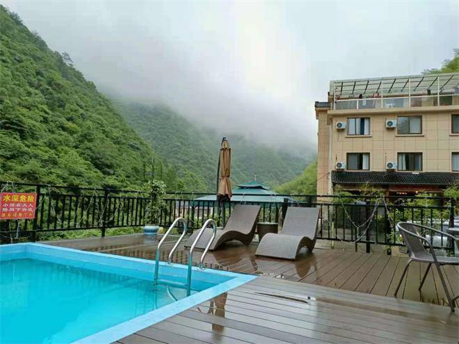 浙江湖州安吉浙北大峡谷岭上岭民宿坐落在山林中别具特色