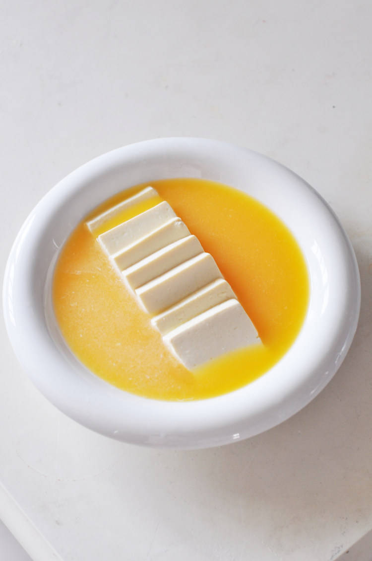 金沙芙蓉豆腐做法步骤辅料:咸蛋黄2个左右,虾仁4个,姜适量,肉酱适量