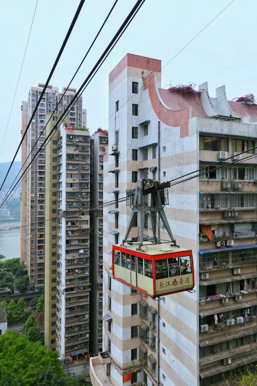 像解放碑,洪崖洞,千厮门大桥,磁器口,李子坝轻轨站,长江索道等,还去过