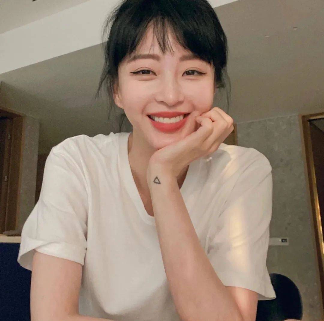 40岁韩艺瑟晒小奶狗男友人间千颂伊的极品衣橱好绝