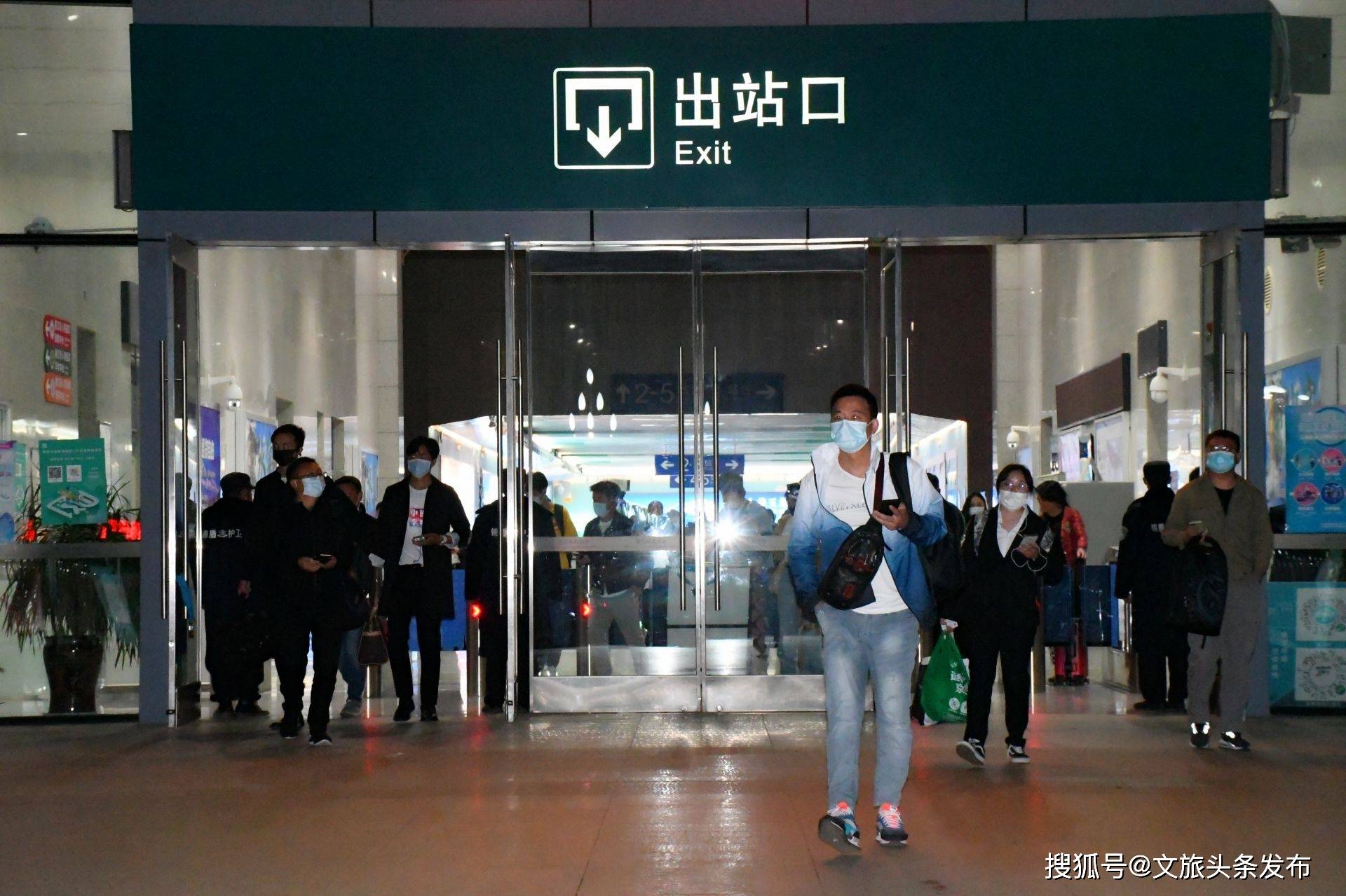 凌晨1时47分200余名旅客丽江火车站发生了暖心的一幕