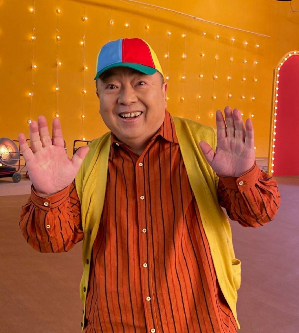 央视主持董浩罕秀恩爱两人笑得合不拢嘴素人妻子颜值不输明星