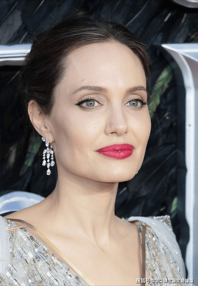 首映礼当天,安吉丽娜,搭配了一对钻石吊坠耳钉,身上穿着银白色的贴身