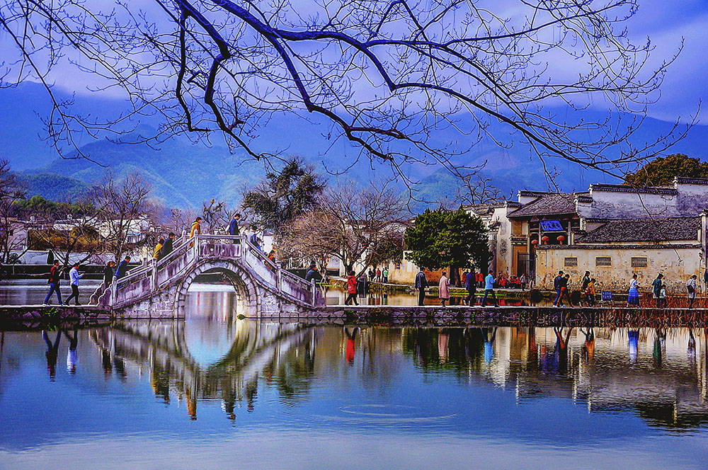徽派古镇的代表:安徽宏村如同水墨画一般美丽,木雕异常精美