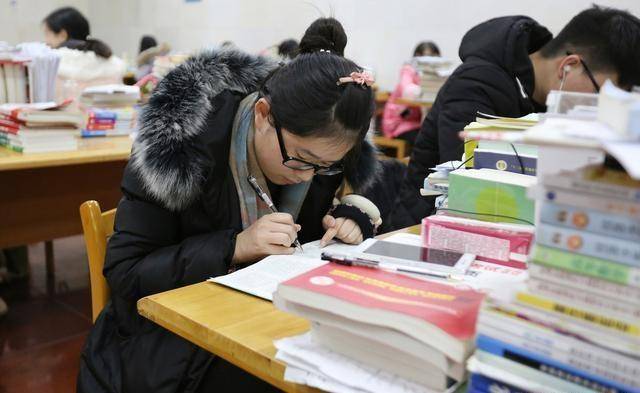 怎么在学校里面找工作 5cddd39aaf674c37a68260cf4138a4dc.jpeg