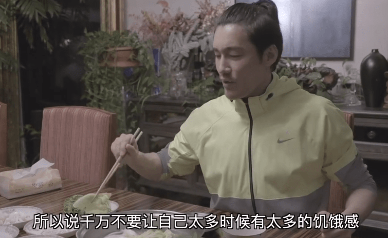 50岁胡兵太会保养!毫无颈纹还超瘦