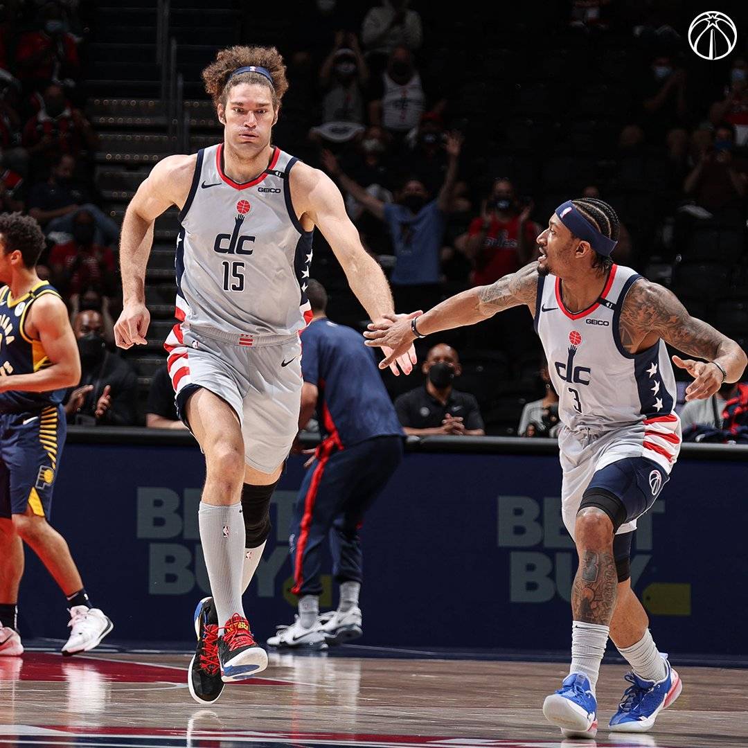 比尔与洛佩兹击掌上半场,奇才队3巨头比尔,威少,八村塁联手爆发,合力