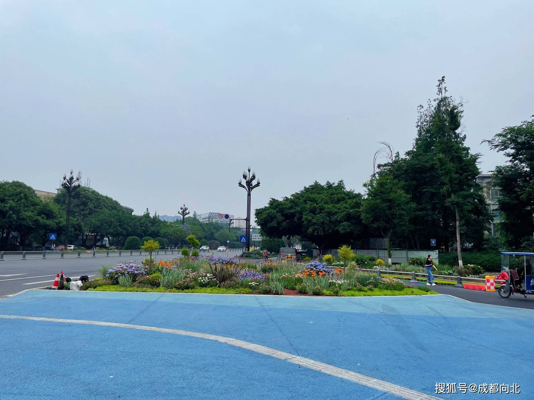 实拍新都蜀龙大道转盘拆除后,四方过街绿岛改造完工并投入使用