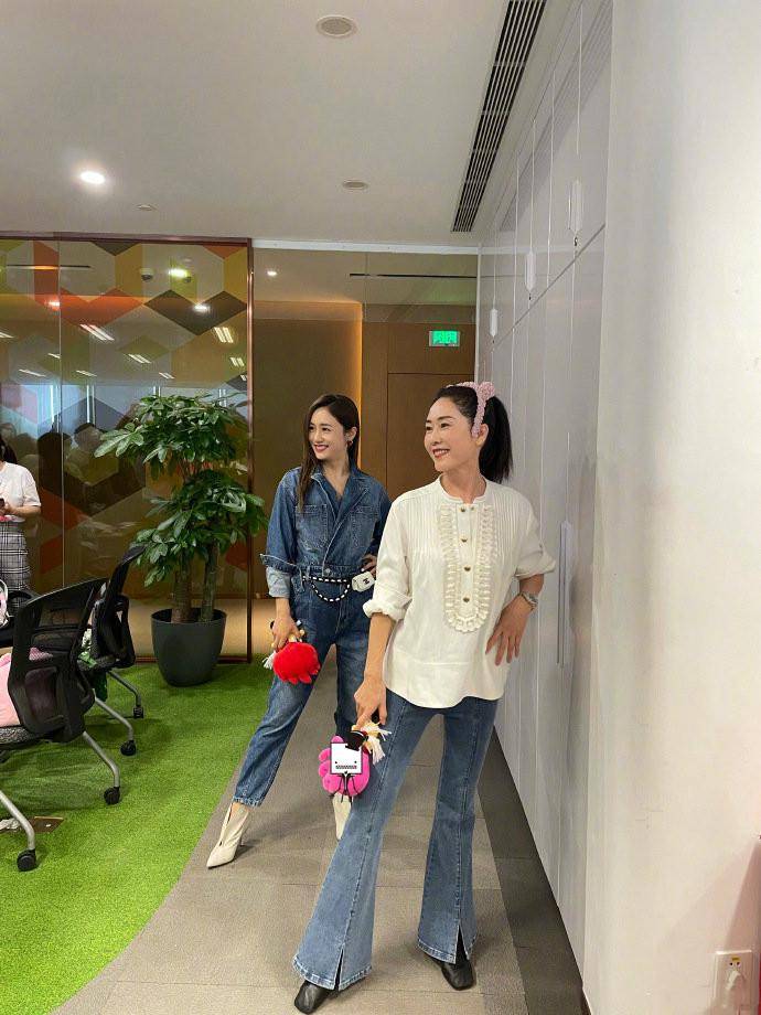 原创刘芸妈妈走秀气场获称赞简易t台也有专业范曾因高颜值而圈粉