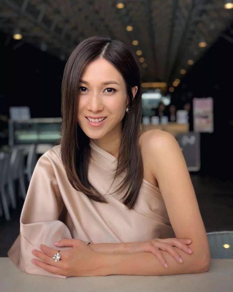 tvb前当家花旦钟嘉欣驻颜有术,罕见分享冻龄秘诀,全靠一个字