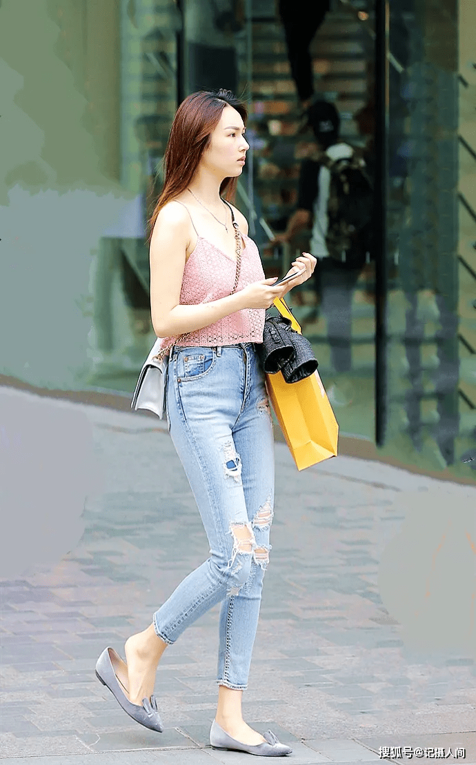 街拍时尚:对身材自信满满的平底鞋美女
