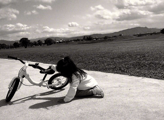 賈靜雯曬女兒最新照片,咘咘波妞認真學騎車,姐妹倆顏值又變高了!