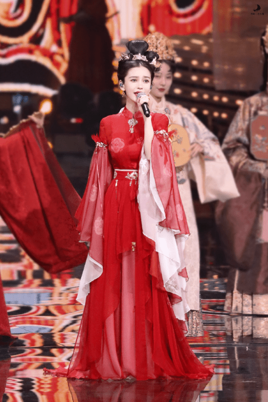 baby红衣古装惊艳全场!身材凹凸有致不像孩子妈