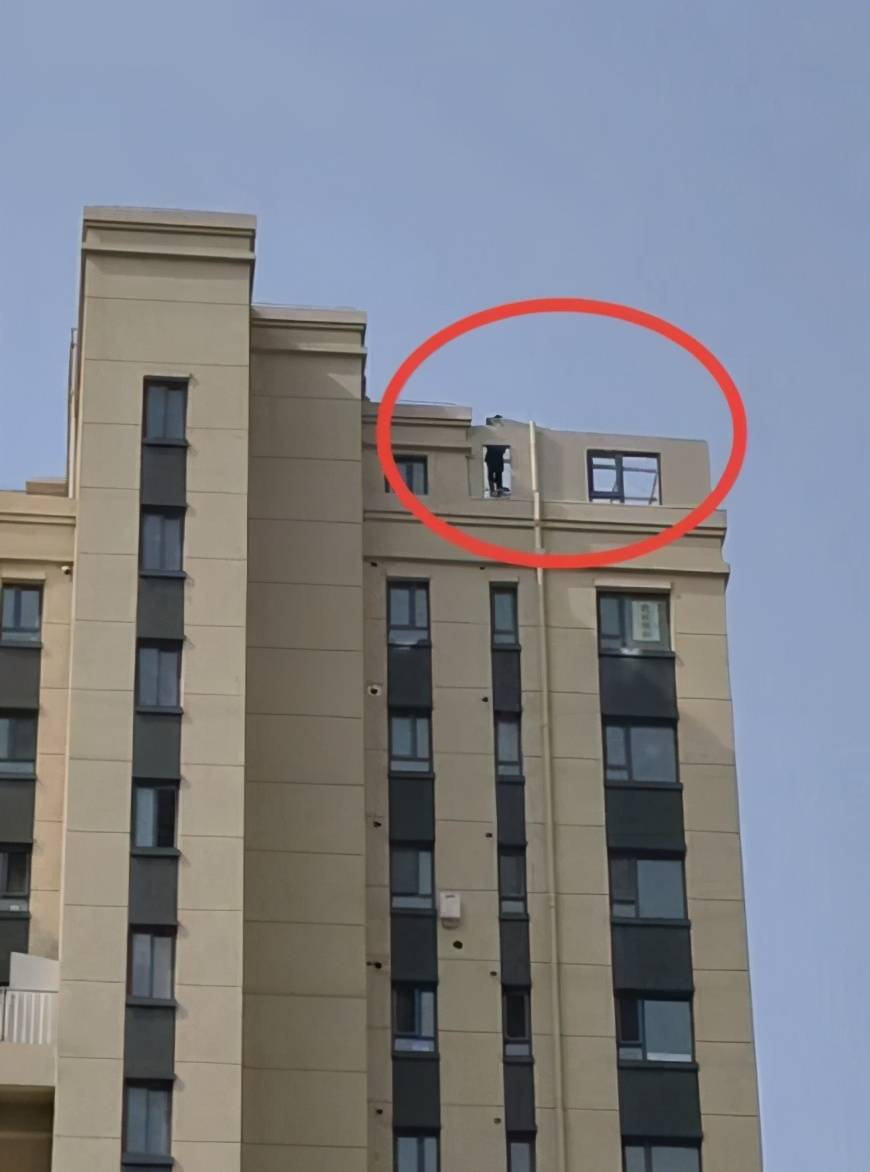 大连中港路花园小区交付半年多 多栋顶楼加盖"空中楼阁"