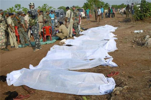 印军特种兵凌晨突袭游击队女战士拒绝投降打光子弹战死在阵位