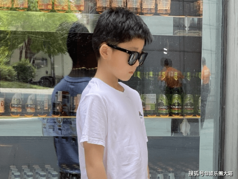 原创易烊千玺的"弟弟"长大了,小时候羞涩腼腆,如今撞脸嗯哼大王!