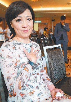 原创谢贤前妻甄珍脑出血做开颅手术从前额开到后脑身边只有儿子照顾