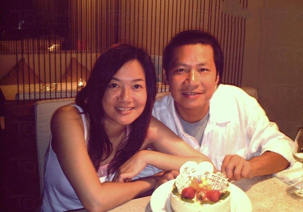 "御用奸人"郑子诚58岁生日,黄智贤diy蛋糕超有心,妻子罕现身_刘倩怡