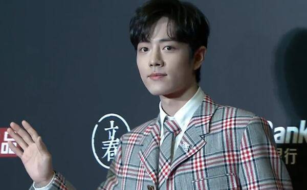 原创娱乐白皮书盛典肖战帅气亮相一举一动尽显修养也太绅士了