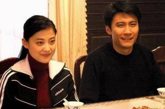 42岁演员赵峥,为何结婚13年零绯闻?看看妻子是谁就懂了