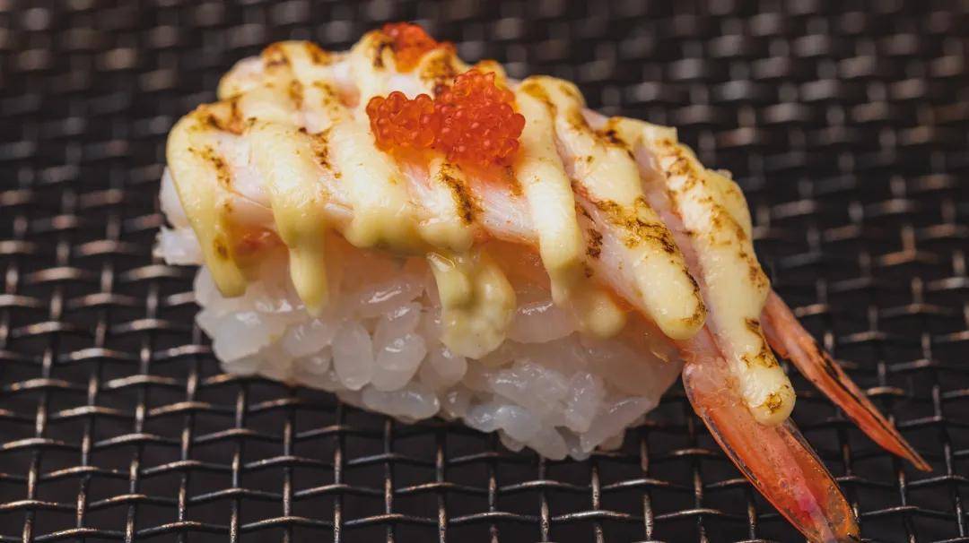 火炙家族寿司拼盘,在食材上就更丰富,北海道蟹棒,鳗鱼,三文鱼,虎虾