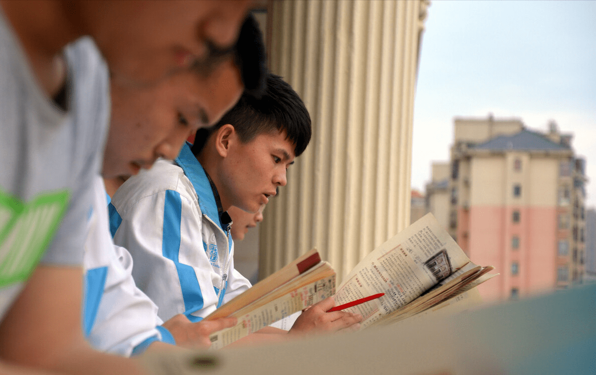 学霸高考成绩672分,却被父亲强迫复读,成绩出来后全家沉默了_考生