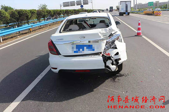 错过站口继续前行多花不到十元通行费强行变道引发道路交通事故损失上万元 轿车