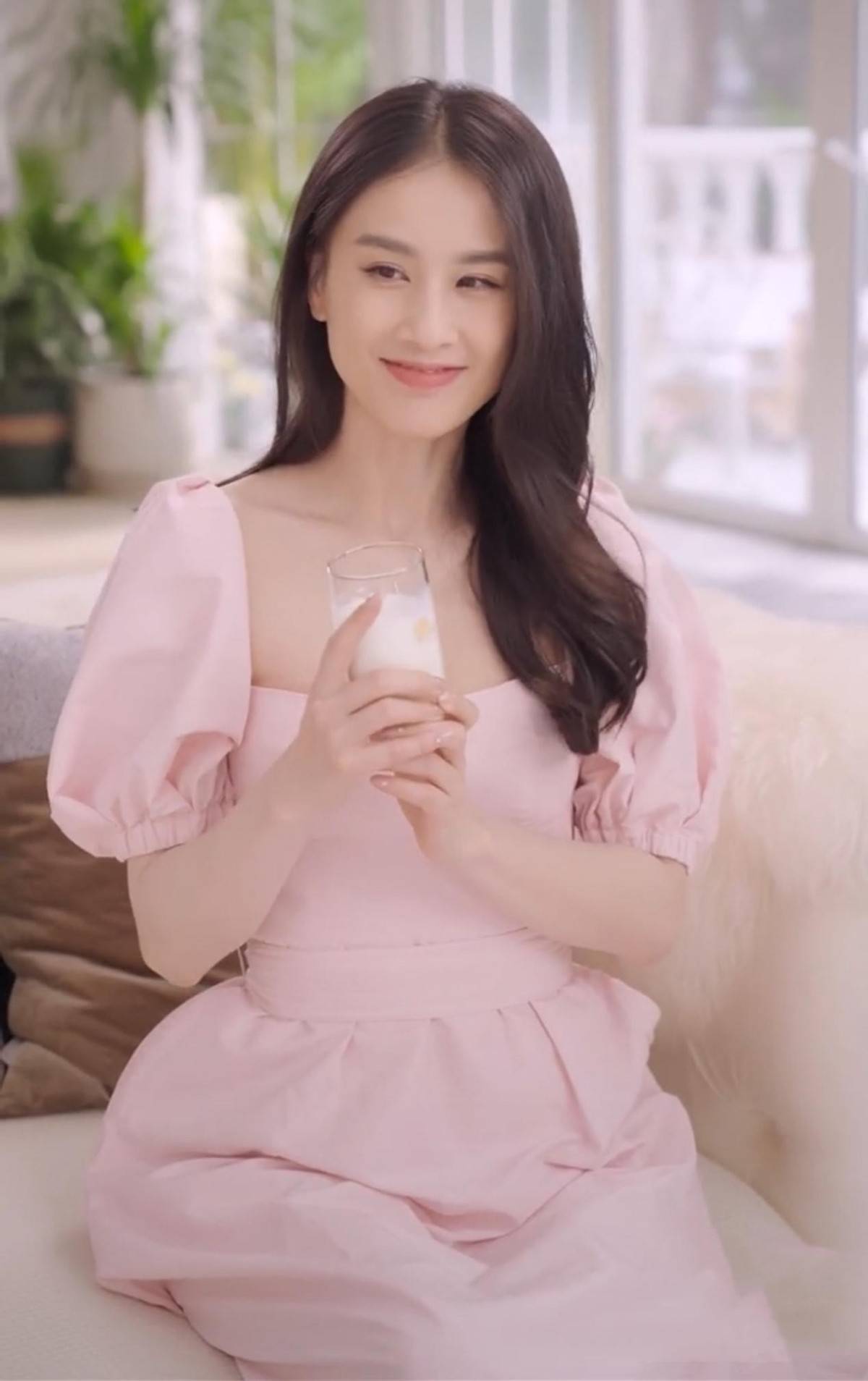 原创黄圣依38岁不服老穿少女粉连衣裙喝牛奶皮肤白得发光