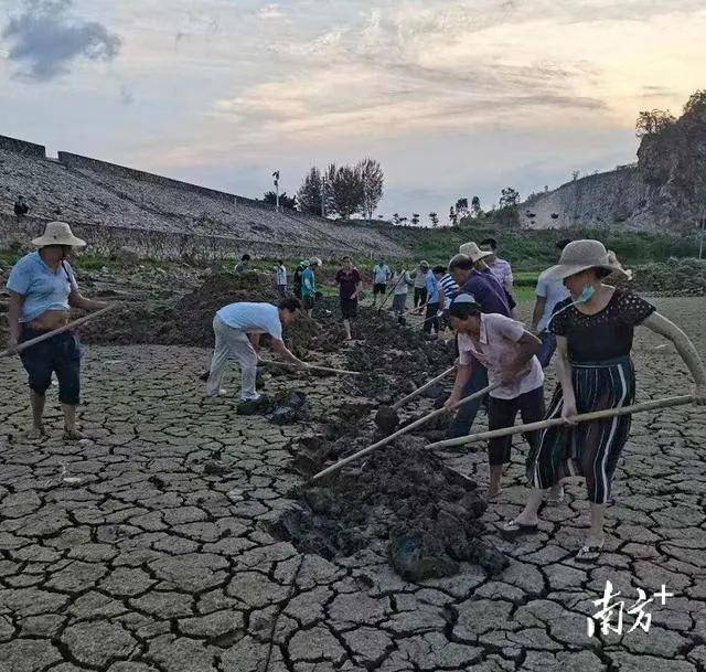 引水修渠現場.