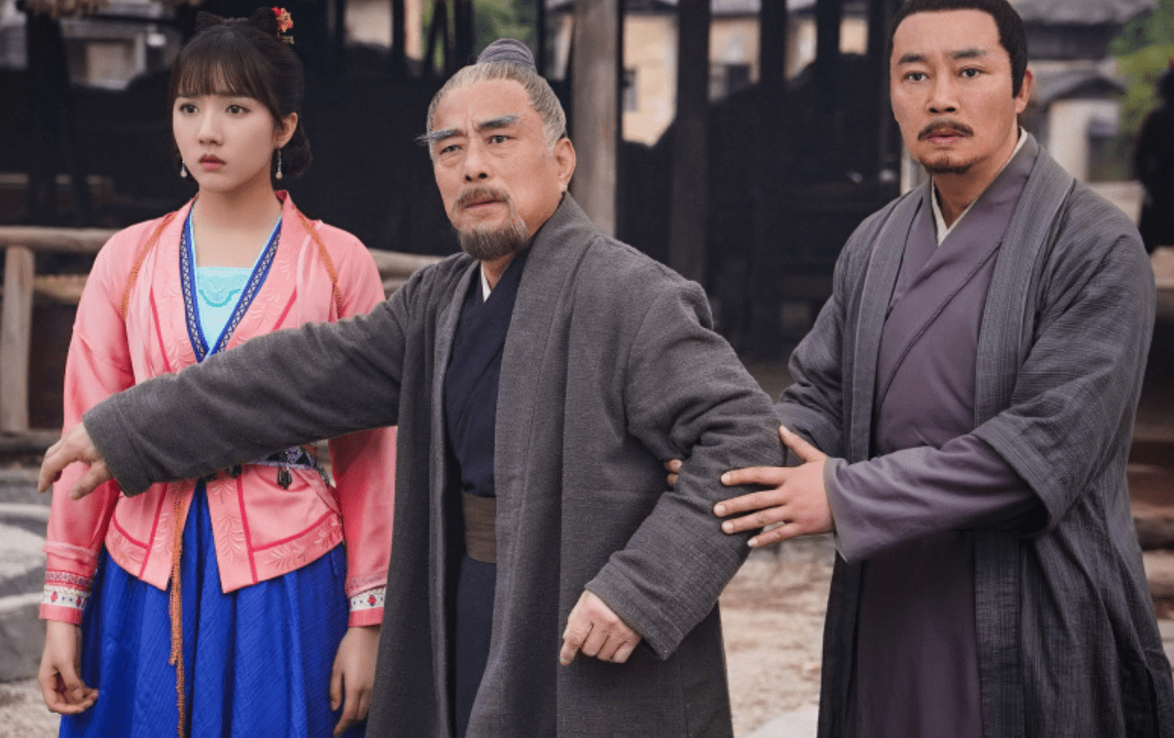 里,有位反派公公秦栾,就是总政话剧团的国家一级演员穆怀虎饰演的