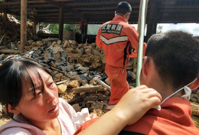 青海玛多7.4级地震,救援一线的感人瞬间_帐篷