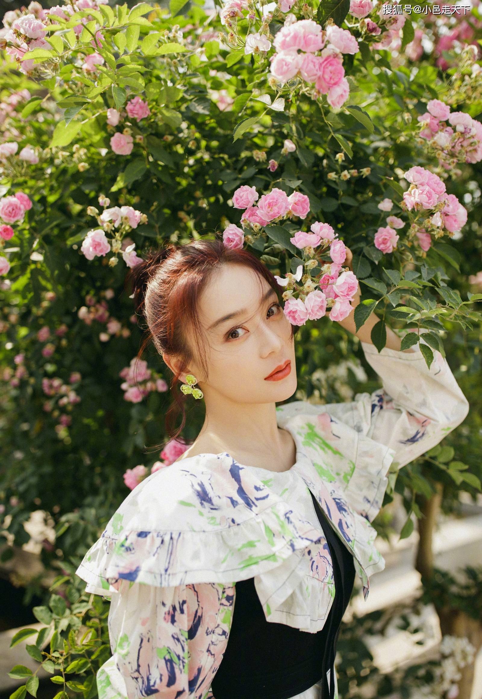 袁姗姗连衣裙花朵合影照片