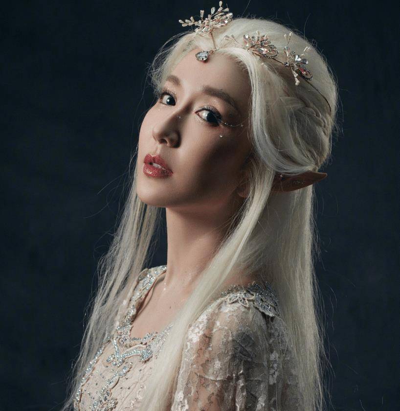 娄艺潇加盟演员请就位晒精灵装照片粉丝造型太飒了