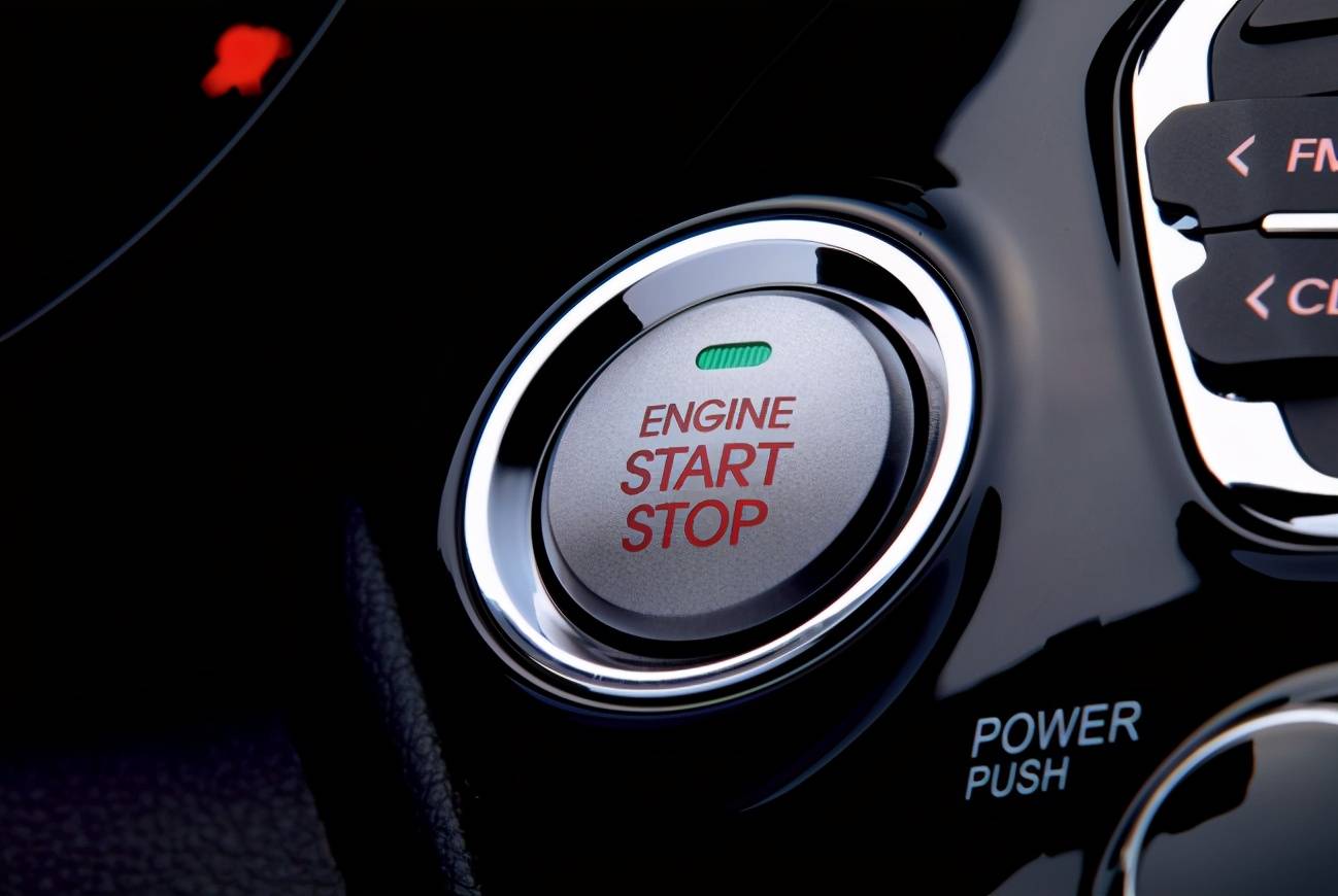 一键启动是实现汽车点火,熄火的一个按钮装置,相比传统钥匙启动更方便