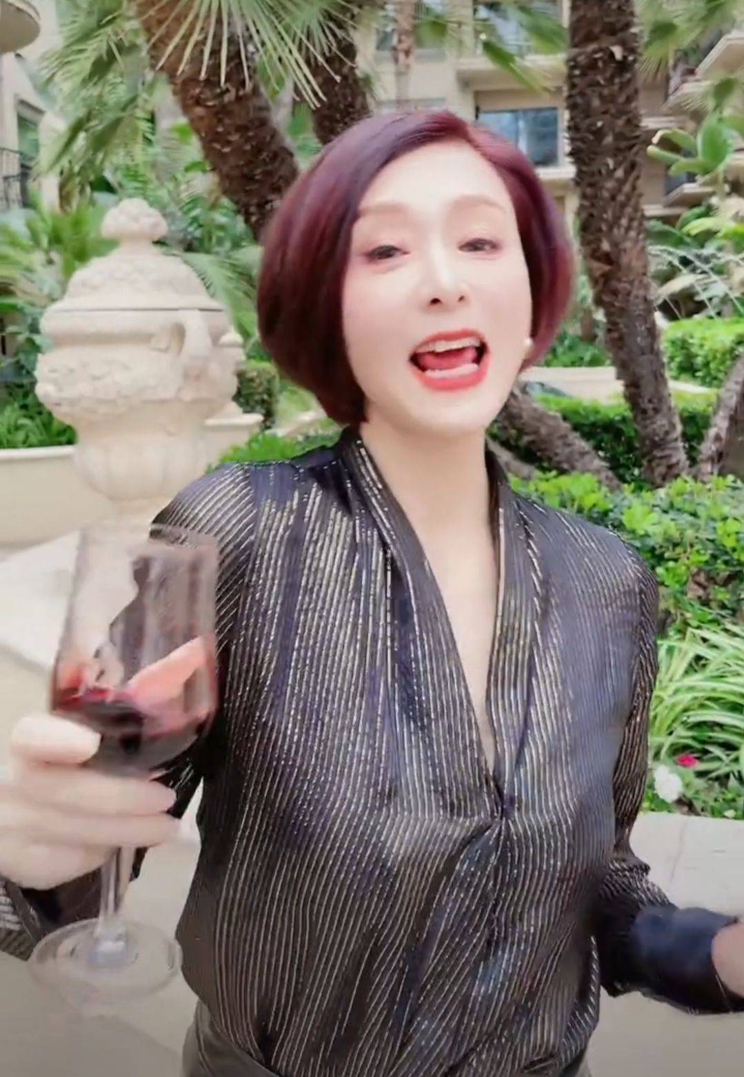 在视频中,55岁的夏文汐被染成红色短发,她的脸状况良好,几乎没有皱纹